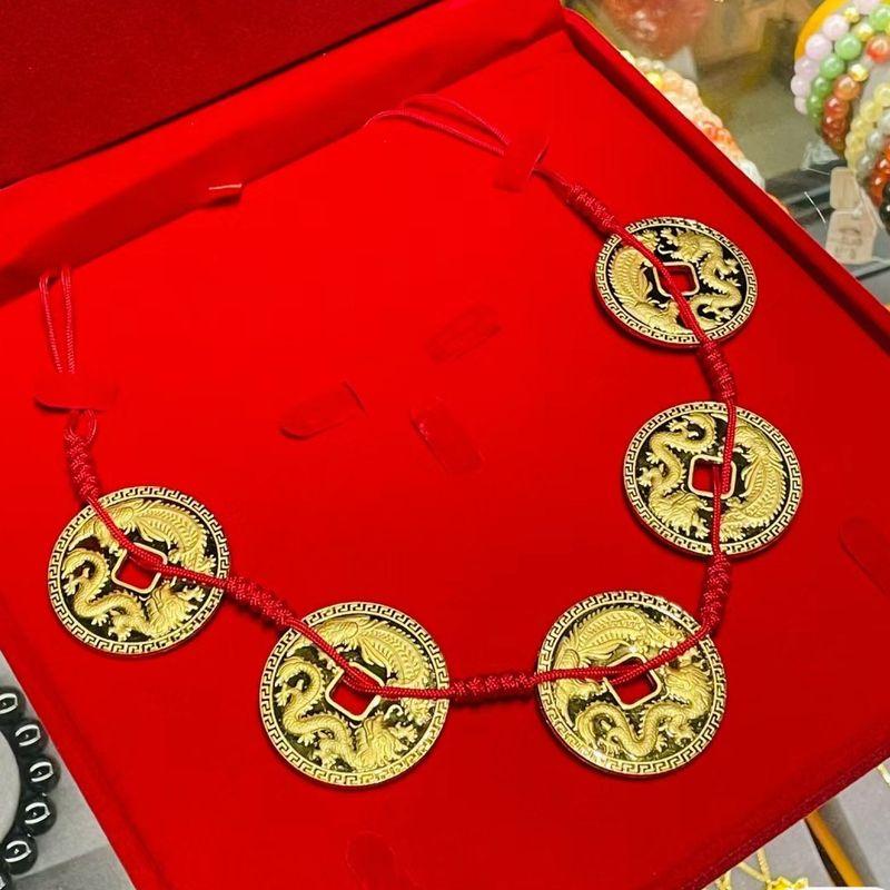 

Мода Поясной Квадратный Позолоченный Элемент Jinbao Поясной Свадебный Фотореквизит Монеты из Искусственного Золота Wanguan Три Золотых Украшения A round Dragon and Phoenix gold coin [20g]]