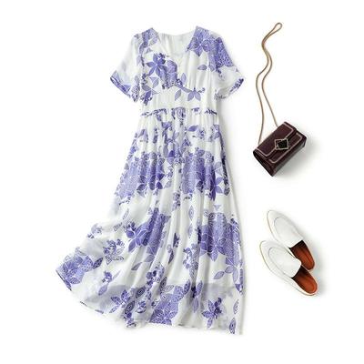 Robe élégante en soie de mûrier: Nouveauté d'été, longueur moyenne, coupe ajustée, motif imprimé