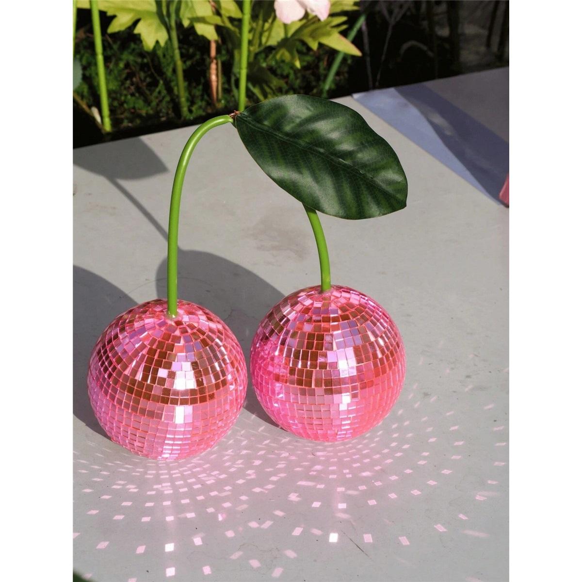 Les cerises disco sont utilisées pour la décoration murale et domestique, et peuvent être accrochées aux murs avec des boules disco cerises et des décorations disco.