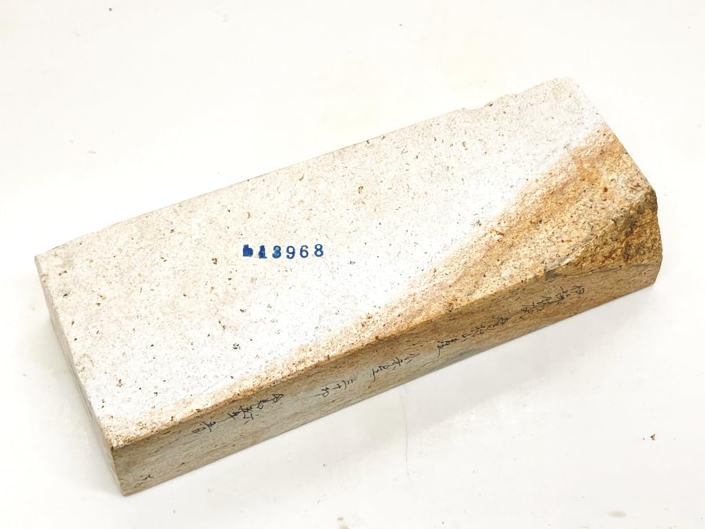 Natural whetstone, Iyo name, Karakawamurayama, small red star, 30-cut, #68 / 1,527g