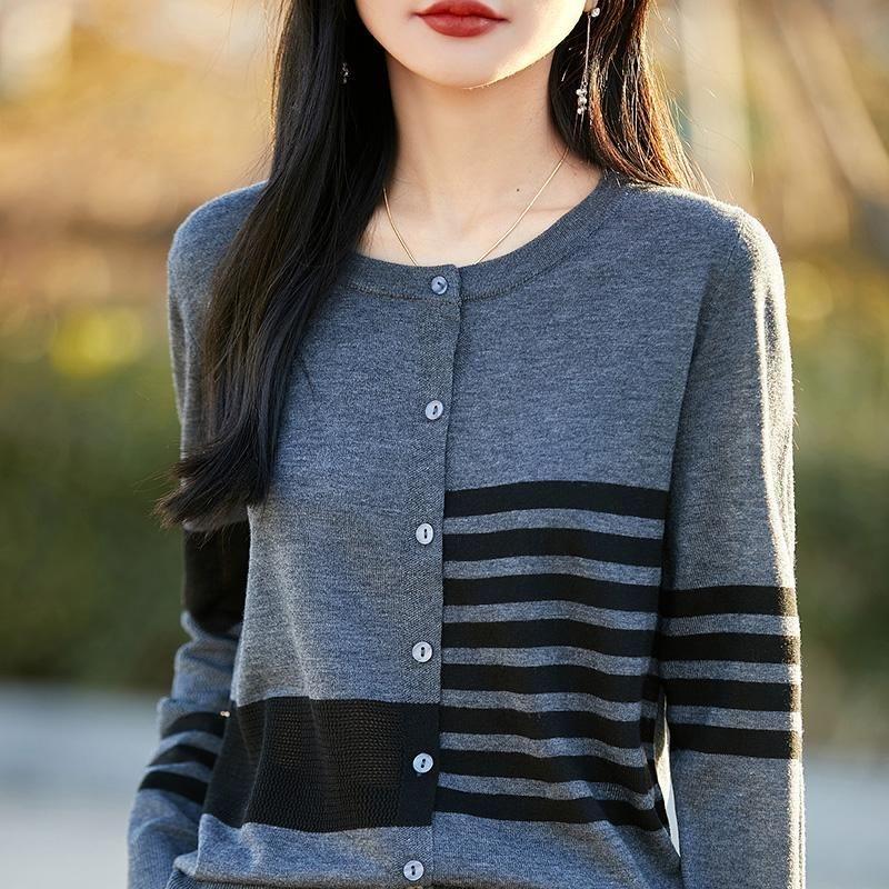A New Style of Loose and Slimming Outerwear Sweater with Contrasting Color Striped Knitted Cardigan for Women