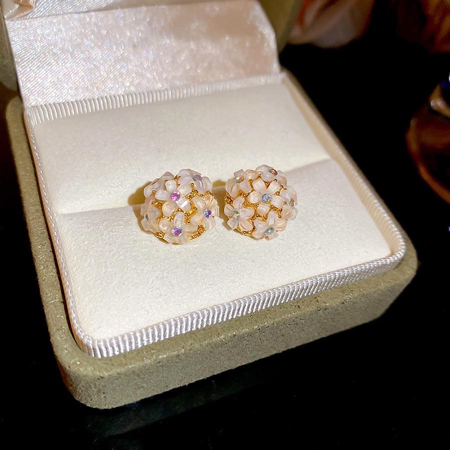 Boucles d'oreilles Fleur Géométrique Élégantes: Clous luxueux et polyvalents pour femmes