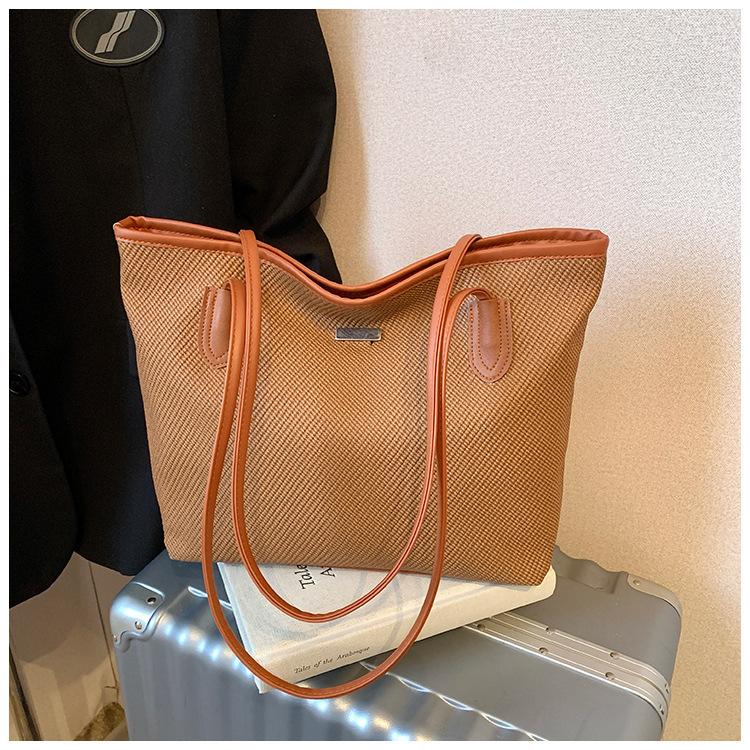 

This year s popular new bag women s 2025 spring student large-capacity foreign-style versatile underarm bag shoulder bucket bag коричневый