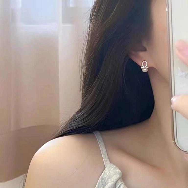 Pearl Stud Earrings Women's French Minimalist Design Sense Niche Light Luxury Temperament Fashion Versatile Earrings