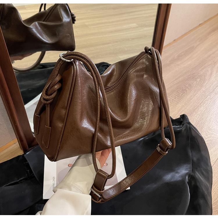 

В этом году популярная женская сумка Boston большого объема 2024 года, новая осенняя универсальная сумка-мессенджер, сумка-подушка для поездок на работу кофейный