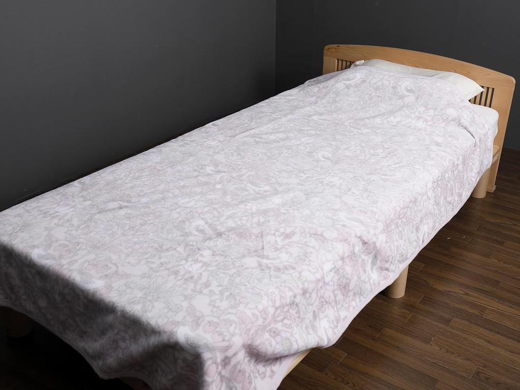 Romance Kosugi Cotton Blanket (Pile Part) Pink, V&A (Victoria & Albert Museum) "Strawberry Thief" Design, Made In Japan