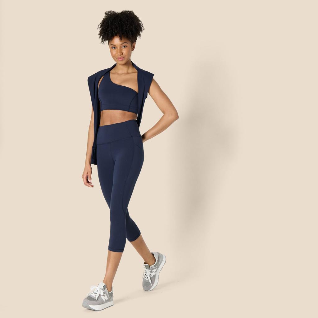 Amazon Essentials Capri Leggings with Super Perfect for and the Size L Women's High-Waisted Pockets, Moisture-Wicking Fabric, Breathable, Cool, Soft,