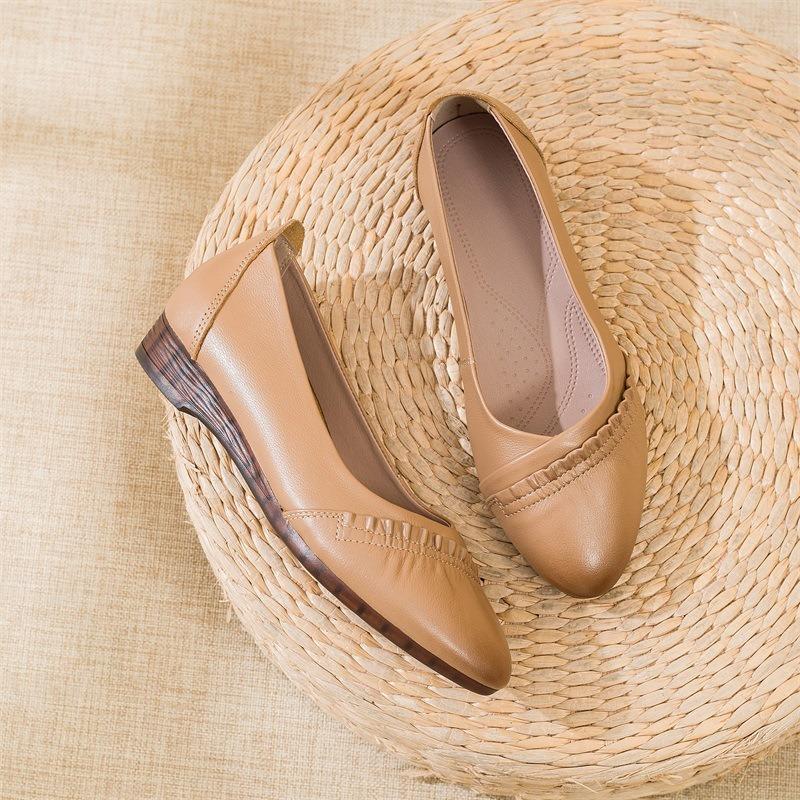 

Leather mother shoes medium old beef tendon soft sole leather shoes spring and autumn non-slip comfortable casual shoes square dance women s shoes 38