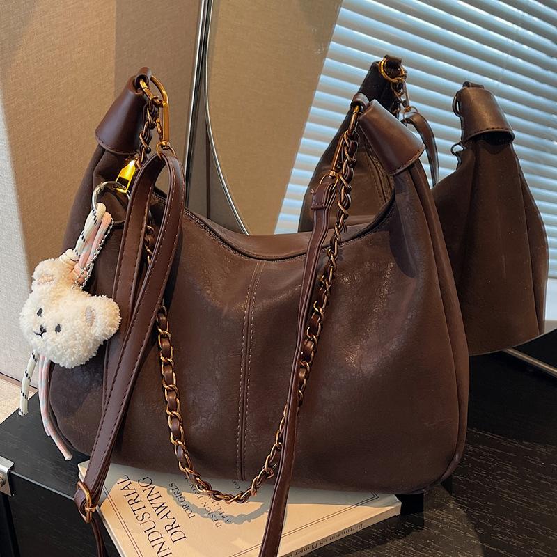 Large capacity versatile commuter messenger bag women's 2025 new fashion retro tote bag matte texture shoulder