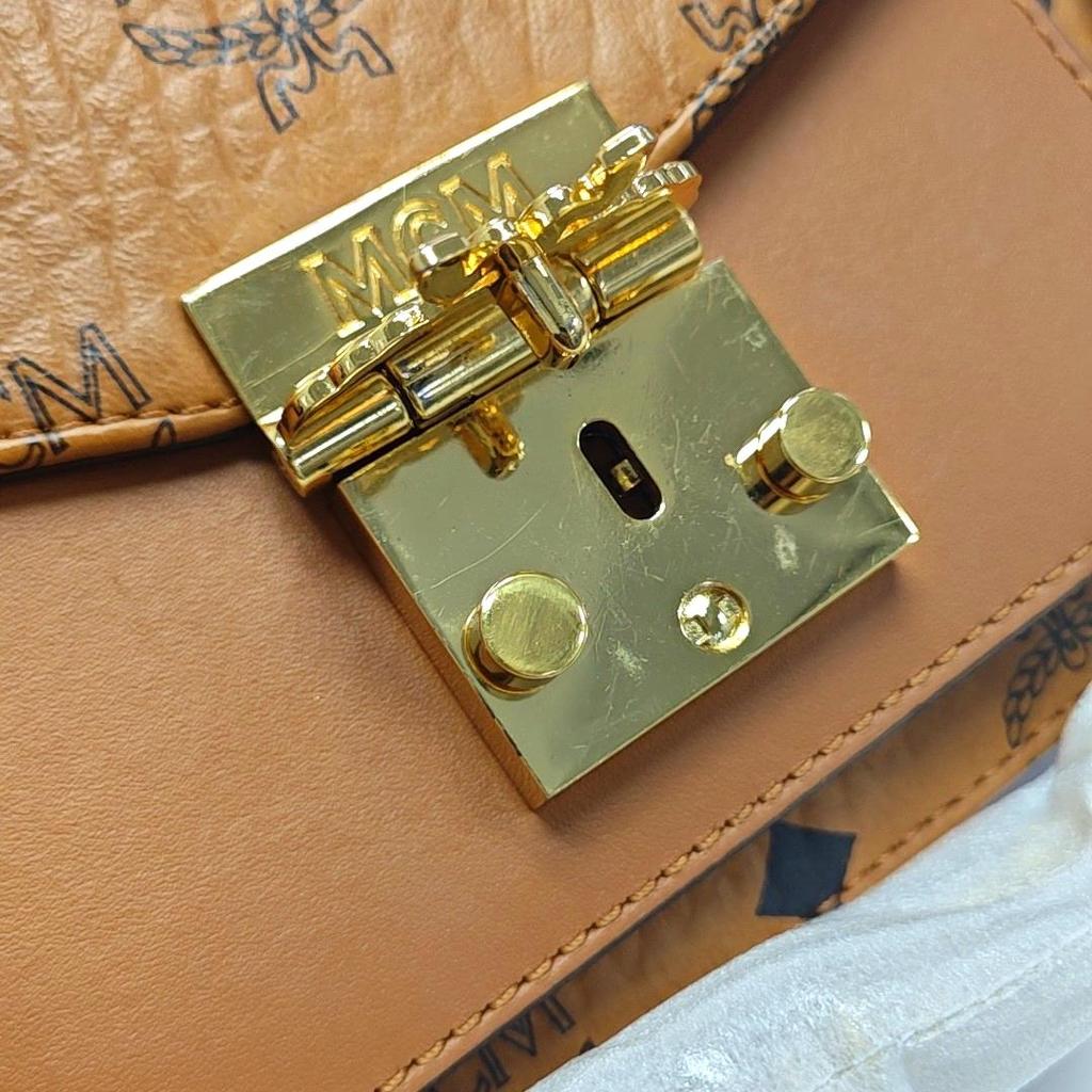 [Pre-Owned] Patricia Mini Coated Canvas Monogram Laurel Lock Crossbody Bag - Very Good #1SPYFUC