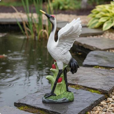 Realistische Kranichfigur Naturalistisches Design Harzskulptur Handbemalte Details Außendekoration