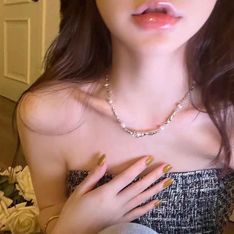 

Elegant Pearl Zircon Clavicle Necklace - Light Luxury Choker for Women, 2023