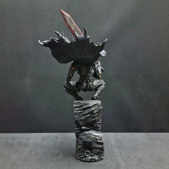 Schwertkämpfer Figur mit Waffe Desktop Statue mit eingebautem LED Licht Harz Anime Figur Skulptur Sammlerstück Spielzeug für Home Schreibtisch Dekoration