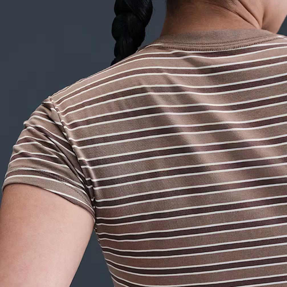 Nike Odzież sportowa Chill Knit Wygodna Modna Wszechstronna Jednolity kolor Paski Krótki rękaw Regularny T-shirt Damskie Topy Kolor norek Brązowy HF9525-233