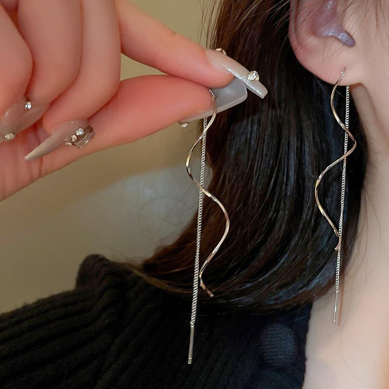 Solid color twisted geometric earrings design cold wind earrings temperament versatile earrings