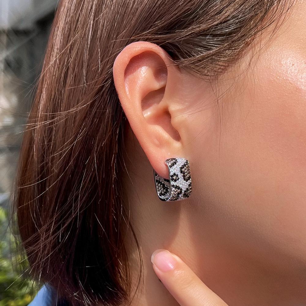 Europejska i Amerykańska Moda Kolczyki Nausznice ze Skóry Węża z Cyrkoniami i Panterkowym Wzorem