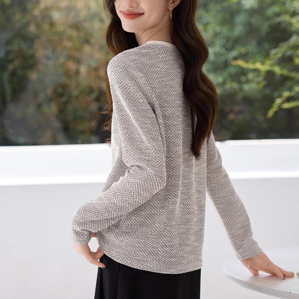 Duftendes, texturiertes, gestricktes Langarm-T-Shirt im Herbst. Neues, legeres T-Shirt mit Rundhalsausschnitt und mehreren Lagen