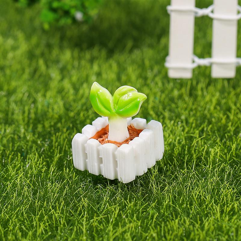 Micro Landscape Decoration: Rooster & Hen Resin Ornaments with Fence and Stump