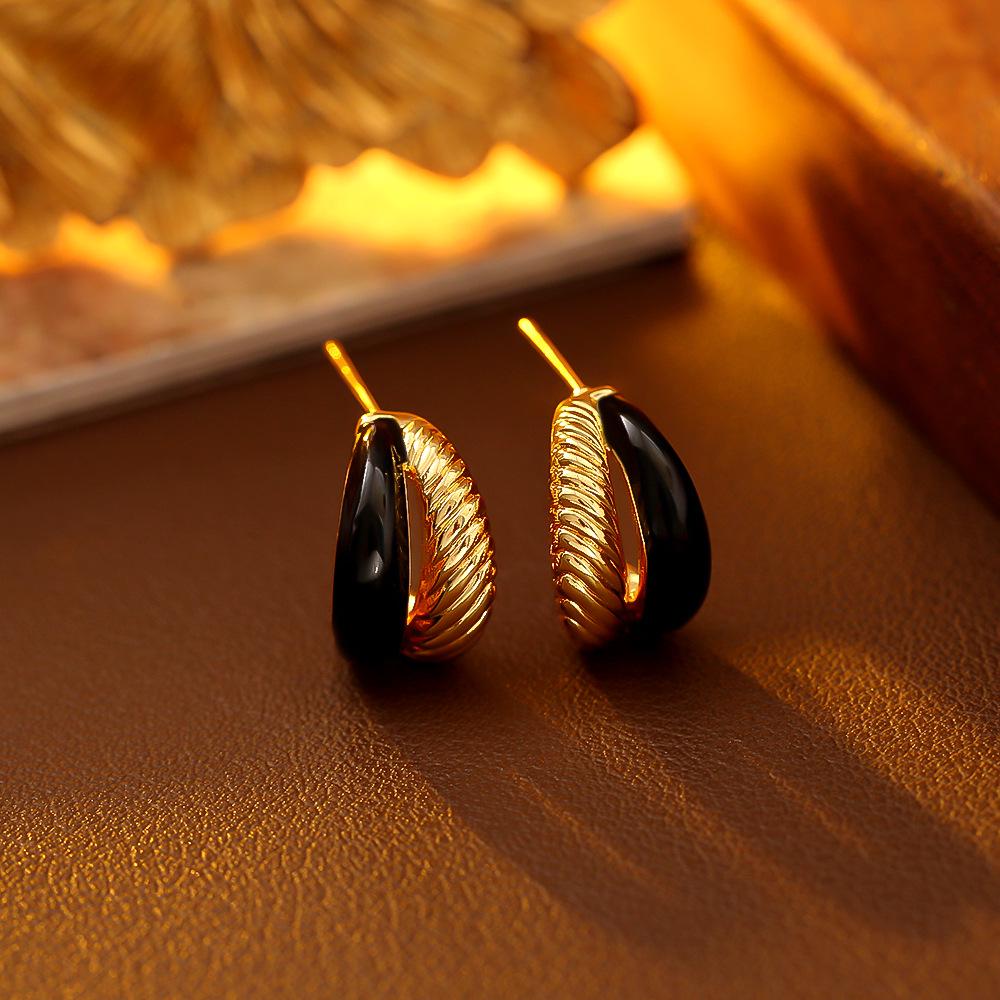 High-End Retro Hong Kong Drip Oil Texture Color Block Earrings: Elegant, Simple Fashion for Women - Perfect Autumn/Winter Accessory