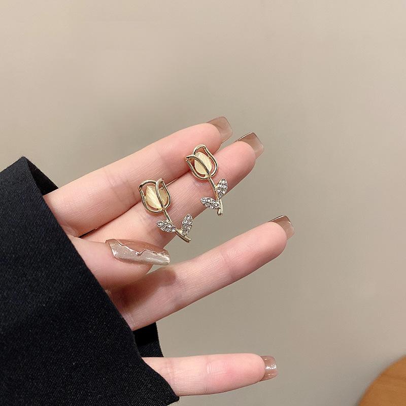 BLINGBAY New Women's Earrings Retro Women's Light Luxury High-End Niche Earrings Sweet Temperament Ear Accessories Modern Jewelry Gifts