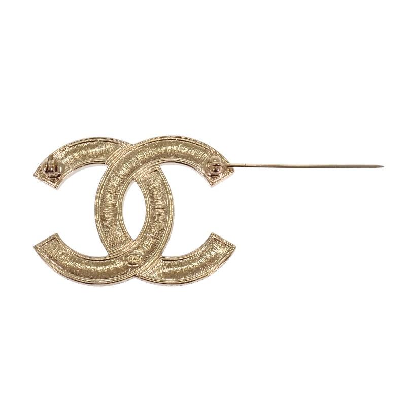 CHANEL  Brooch gold metal Women