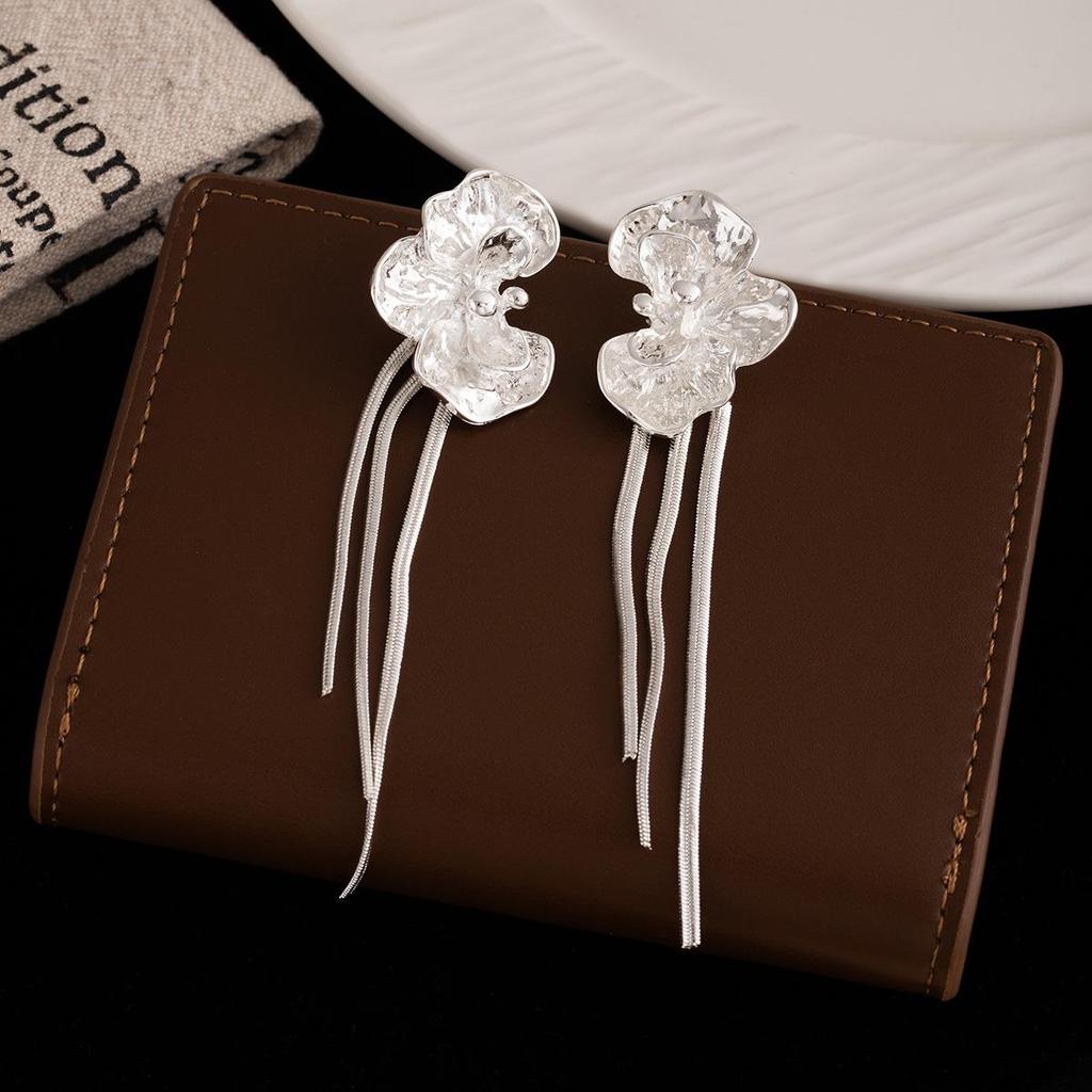 Exaggerated 3D Flower Pearl Earrings: Light Luxury, High-End Metal Style Studs