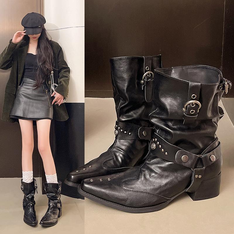 2025 super Feuer kurze Stiefel spitz dicker Absatz Frühling Nieten Stacking Stiefel V-Ausschnitt Western Cowboy Martin Stiefel Damen Britischer Stil