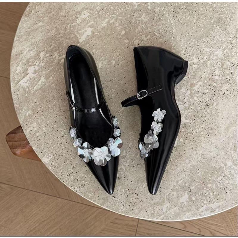 Pointed-toe Shoes with One-piece Buckle Strap for Adding Height in The Interior, Women's Style