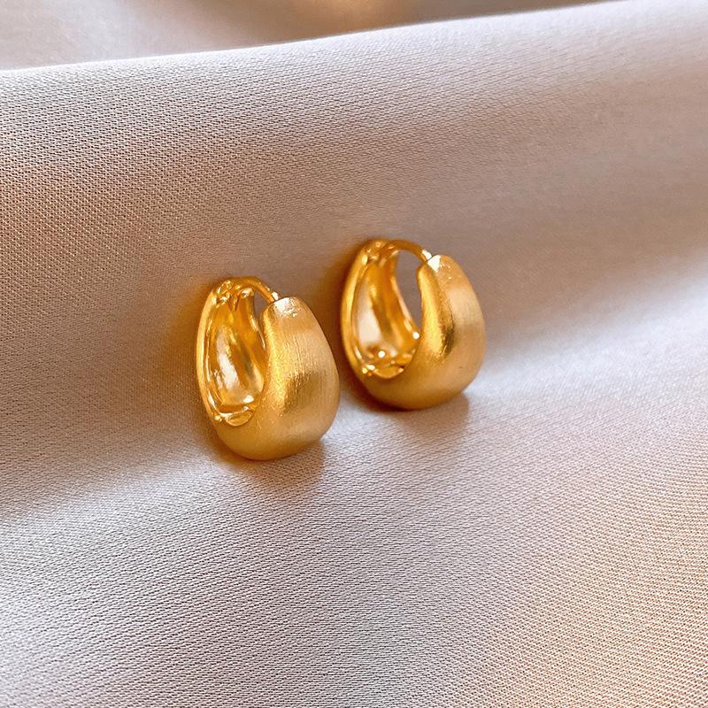 Electroplated wide-sided U-shaped brushed earrings, trendy versatile ear buckles, European and American simple metal wind earrings, women