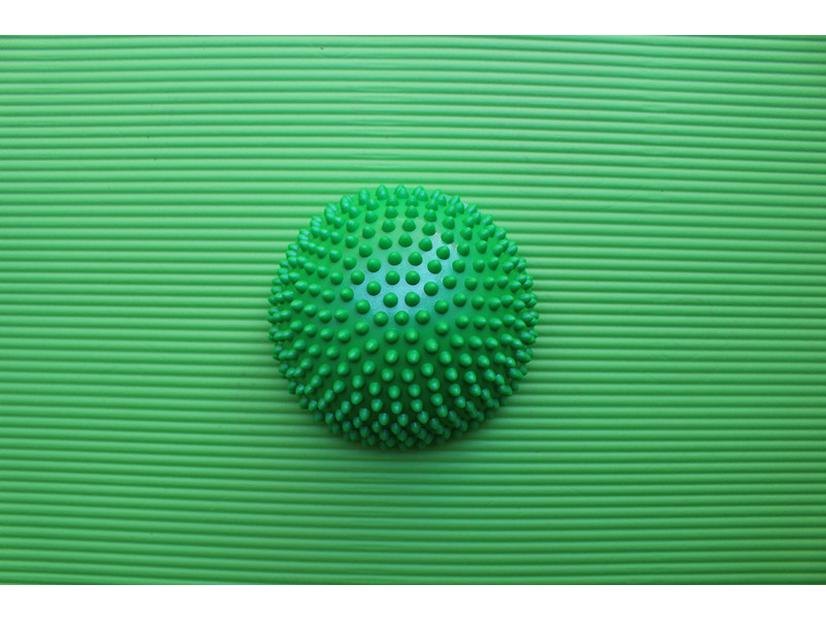 

Дитячий сенсорний масажний та балансувальний м яч - тактильний півколо для йоги зелений