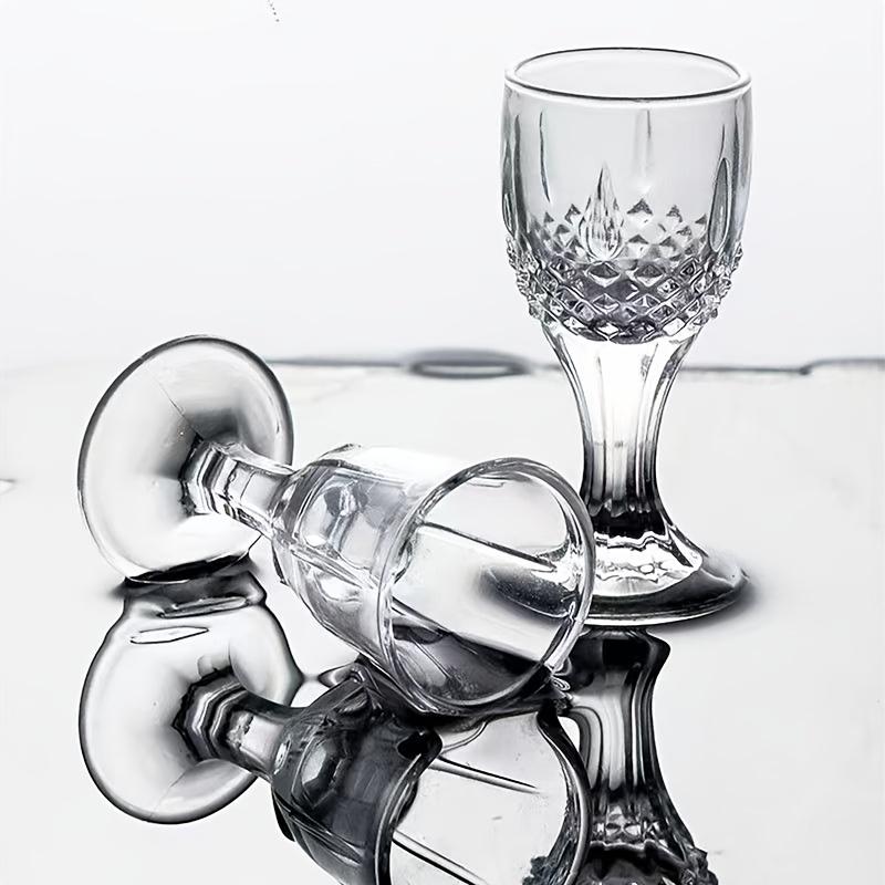 Small glass cup set suitable for Scotch whiskey, bourbon, tequila, brandy, vodka, and Christmas-themed outdoor swimming pools, beach trips, camping,