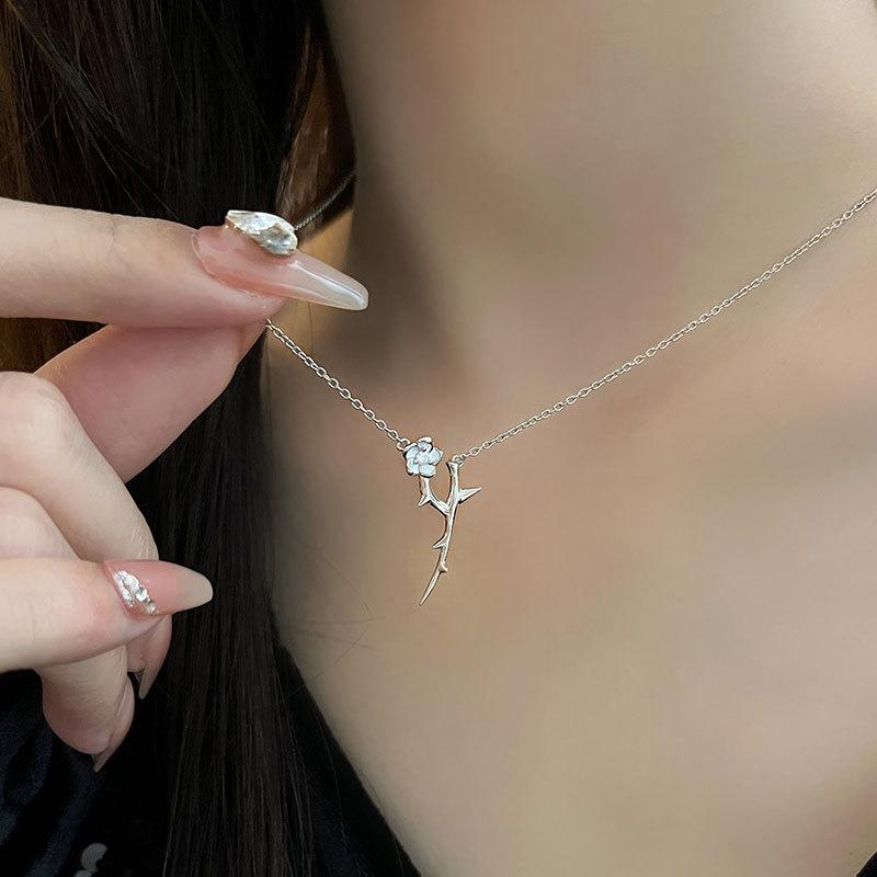 Flowers and Thorny Temperament Sweater Necklace for Women Light Luxury Niche Design High-end Cool