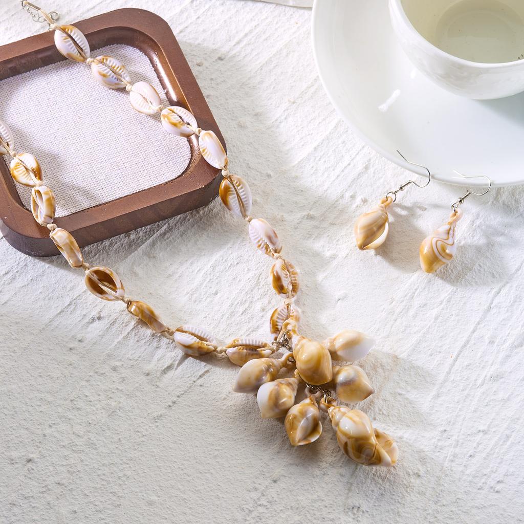 Bohemian Shell Conch Acrylic Tassel Necklace Earrings Set for Women Dainty Starfish Shell Vacation Beach Fashion Jewelry Gift