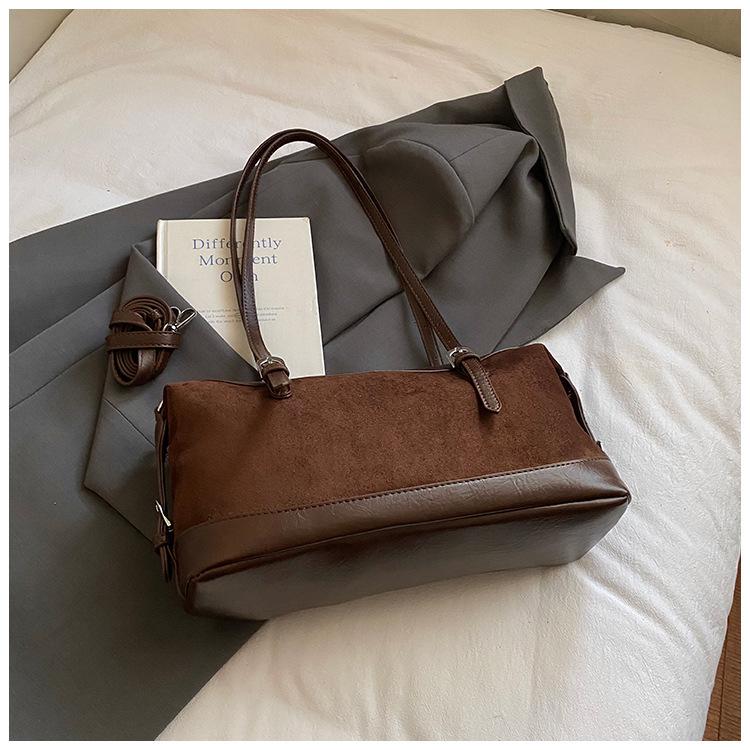 

Корейская версия нишевая сумка подмышку женская 2025 осень новая высокая стоимость портативная сумка для поездок на работу большая вместимость сумка подмышку