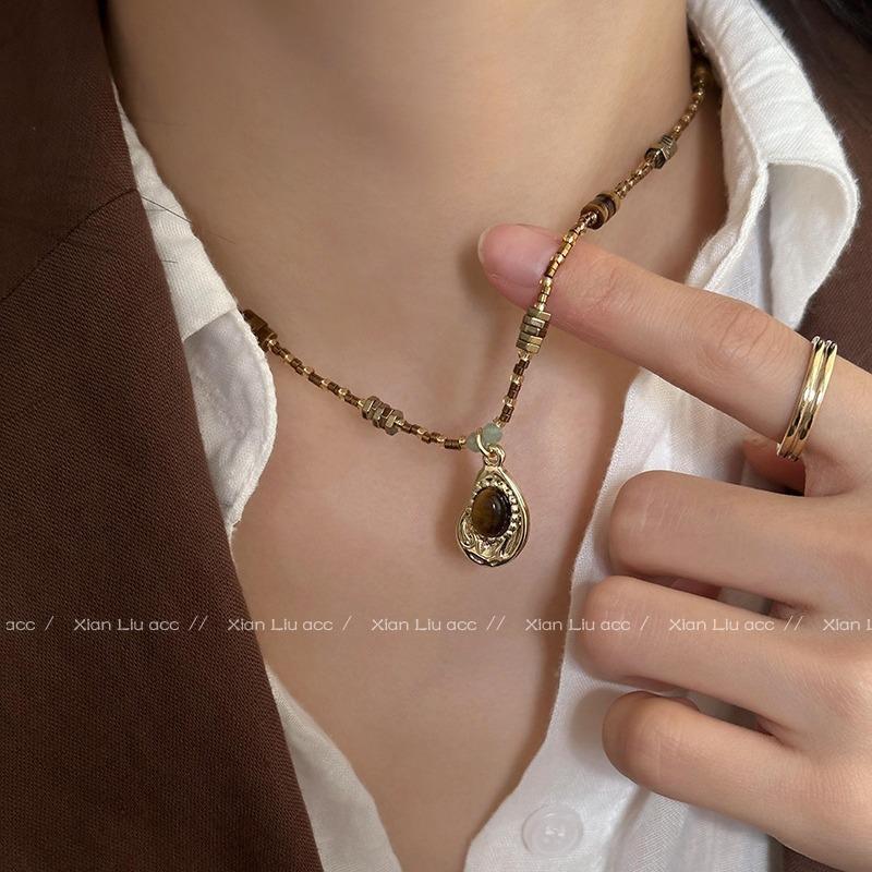 Autumn and winter new Maillard style imitation natural stone necklace retro high-end tiger's eye stone beaded neck chain collarbone