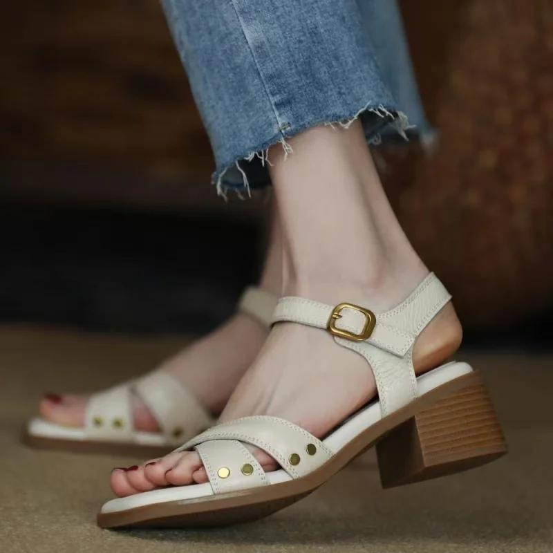 Sandalen für Damen mit quadratischen Absätzen, offenen Zehen, Fersenriemen, Schnalle, modisch, vielseitig, bequem, rutschfest und verschleißfest