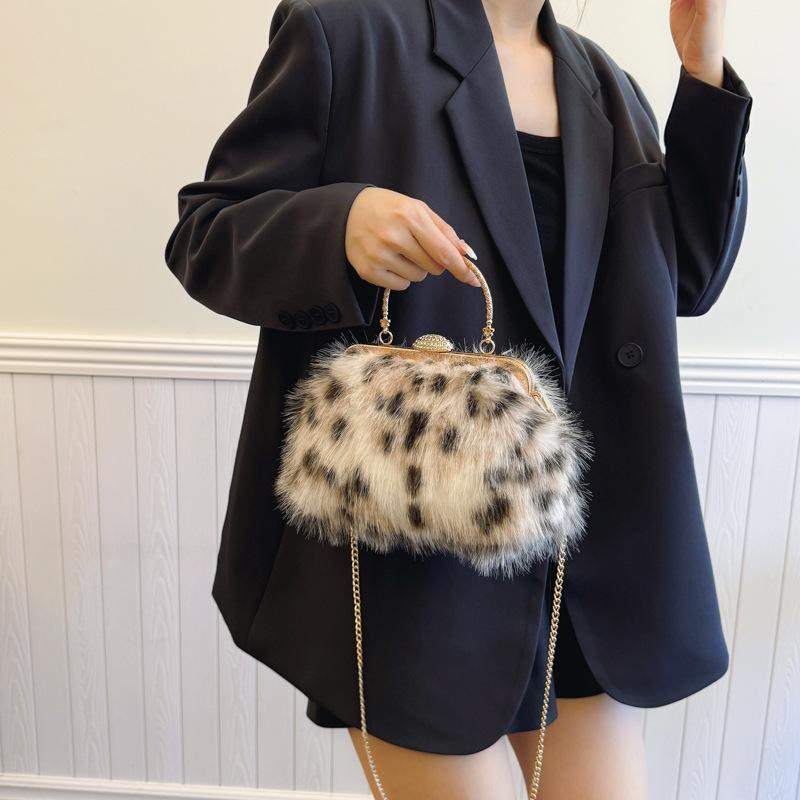 

Fashion personalized leopard print soft plush clip small square bag autumn and winter new chain women s shoulder messenger bag розовый