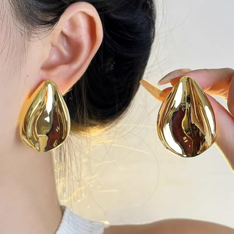 Teardrop Metal Stud Earrings: Gold & Silver, Niche Design, High-End Feel, Versatile for Women золотой