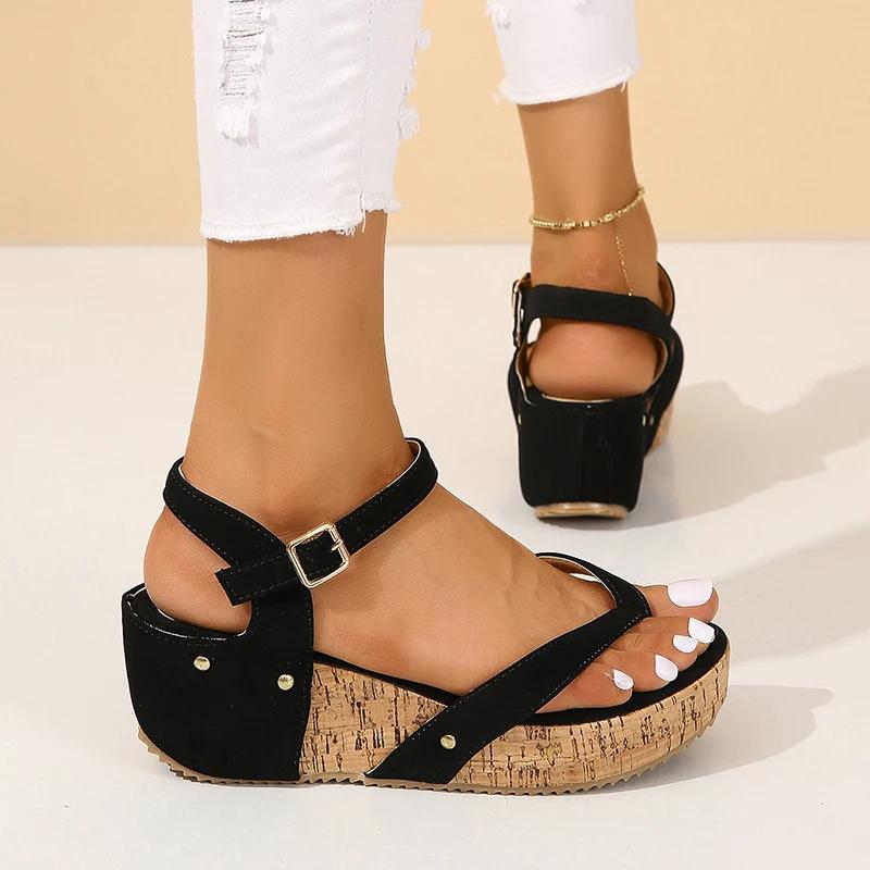 Modische klobige Plateau-Zehenstegsandalen für Damen Sommer Nieten High Heel Sandale für Damen Mode Outdoor Rutschfest Sandalias Mujer