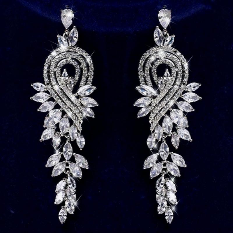 Lange Ohrringe mit Fransen, verziert mit funkelnden Zirkonanhängern. Ideal für Partys, Treffen, Weihnachten. Geeignet als Hochzeitsgeschenk.