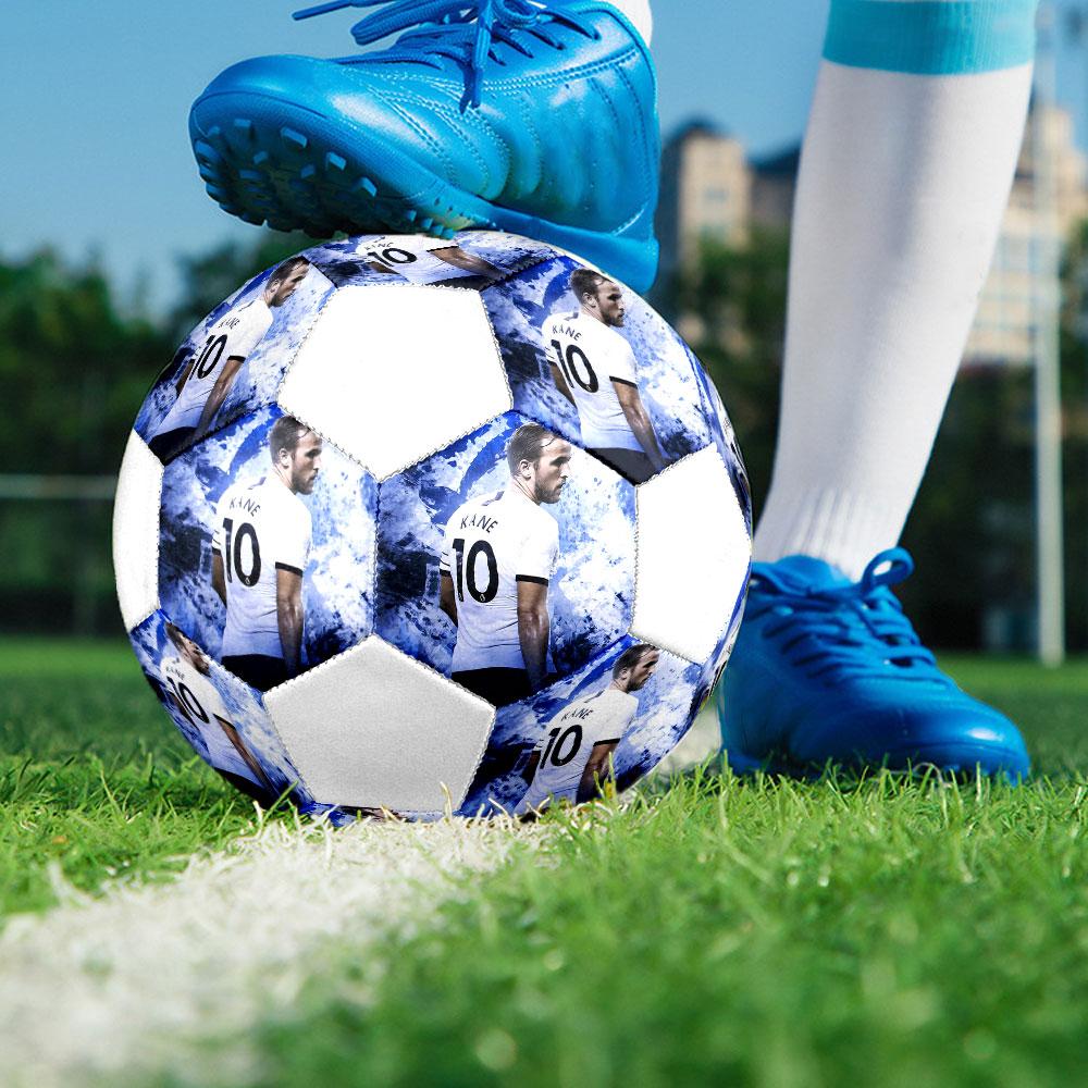 Pallone da Calcio Kane Stampato Taglia 5, Cucito a Macchina in PVC, Resistente e ad Alto Rimbalzo, Adatto a Tutte le Età, Merchandising per tifosi, Partite e Uso all'Aperto.