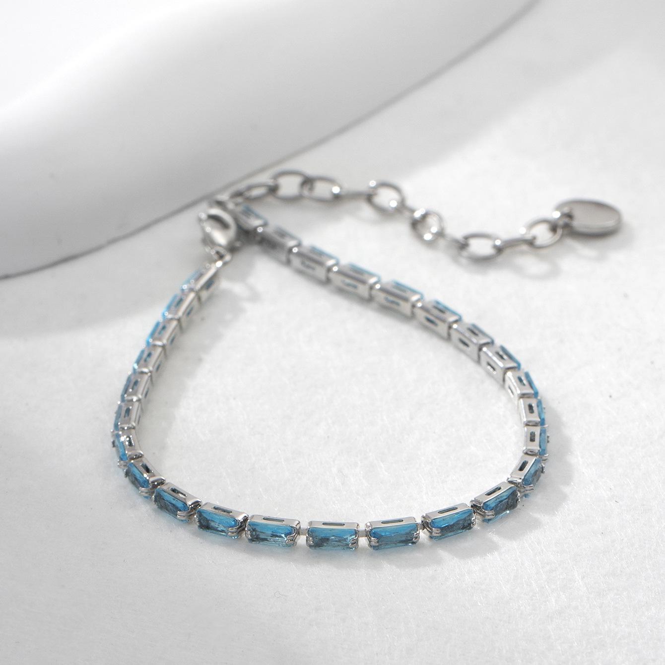 

Изящный браслет из 18-каратного золота, нанесенного методом вакуумного электролиза PVD, с долговечным сохранением цвета серебряный