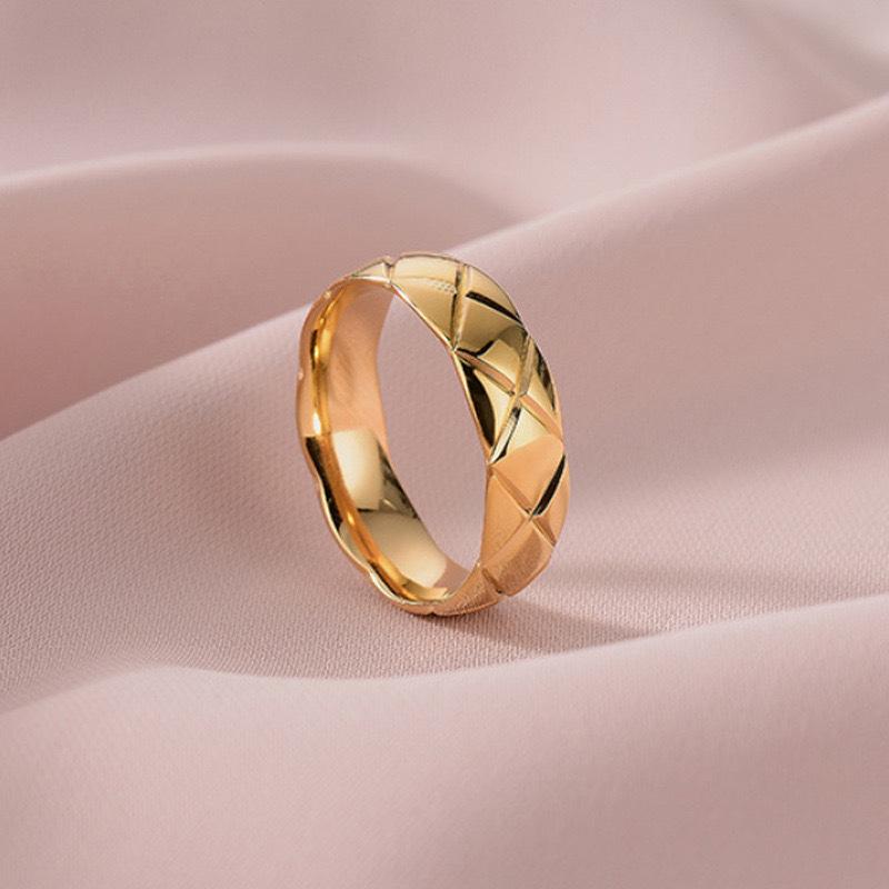 Anillo Minimalista de Moda con Rejilla de Diamantes de Acero de Titanio Dorado - Estilo Francés, No se Desvanece, Joyería de Moda para el Dedo Índice para Parejas