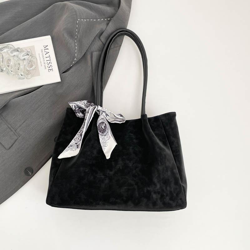 Матовая текстура портативная на плечо большая вместимость замша шелковый шарф осень и зима новая сумка-тоут для通勤