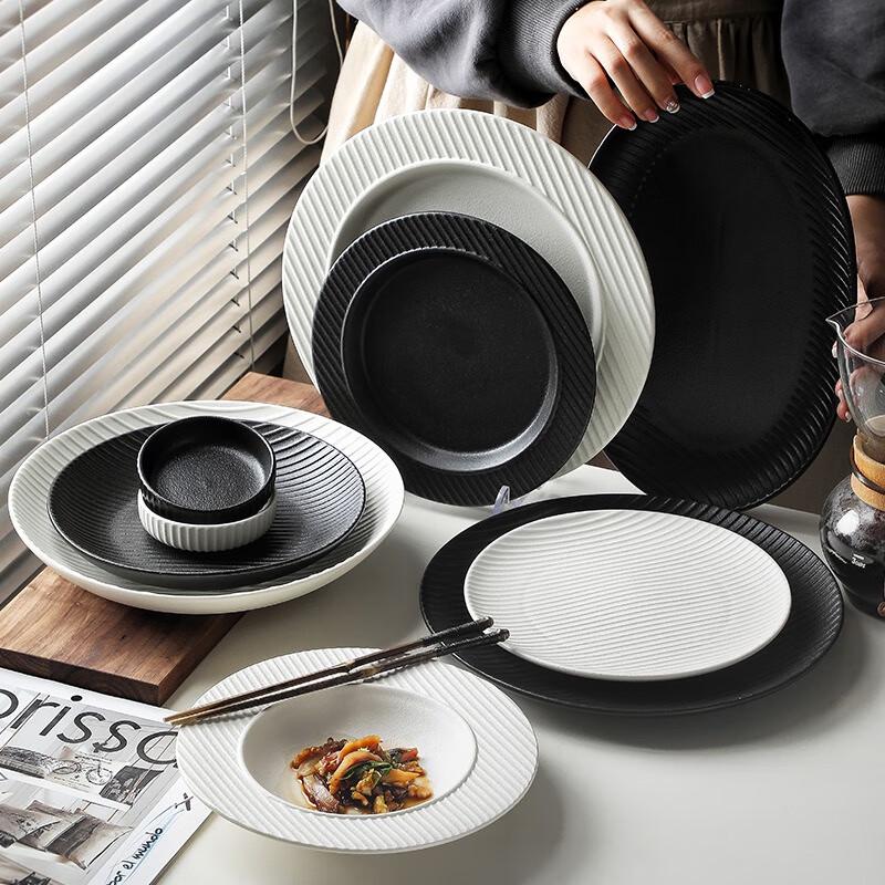 Black Frosted Ceramic Straight-Stripe Dinner Plate