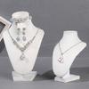 Anspruchsvoller Robuster Flusen Schmuck-Display-Büste Kleiner Halsketten-Display-Ständer mit Verstellbarem Haken für Merchandising