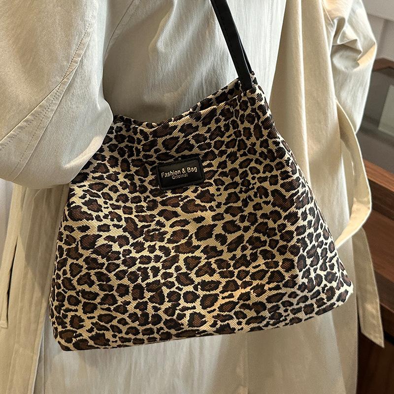 Large Capacity Leopard Print Commuting Bag for Women Trendy Autumn New Casual and Fashionable One-shoulder Armpit Tote Bag