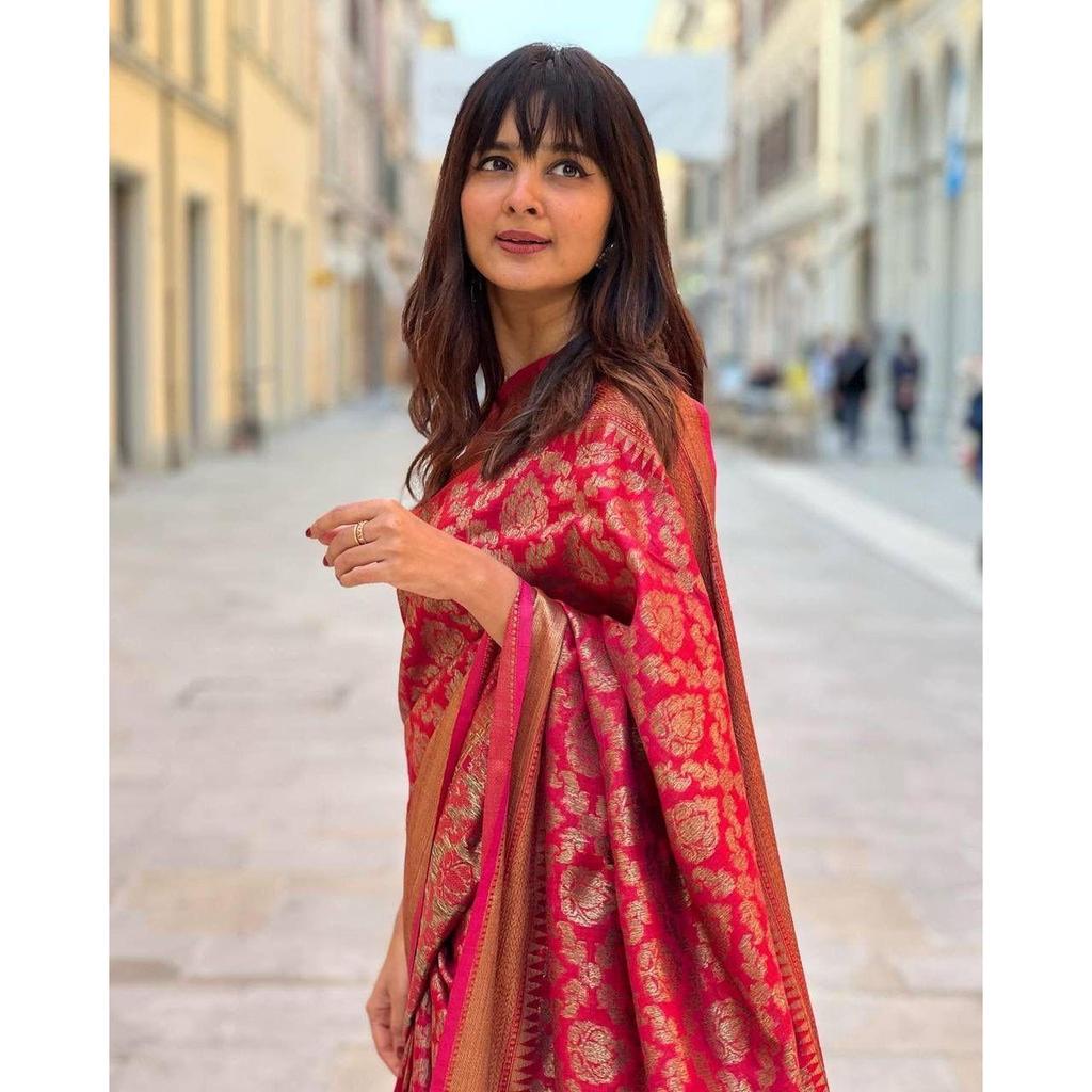 This beautiful saree is elegantly decorated with gorgeous Solid Jacquard weave that gives a perfect look to the outfit.