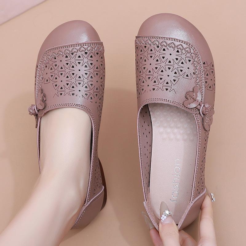 Soft-soled shoes, sandals, women's summer hollowed-out middle-aged leather shoes, new middle-aged hole-hole beef tendon soles, elderly single shoes