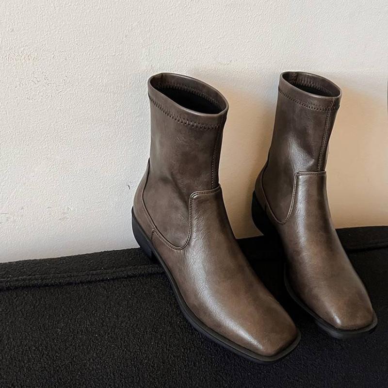 Autumn and winter women's leather Martin boots solid color medium heel comfortable sleeve versatile cowhide medium boots new square heel boots
